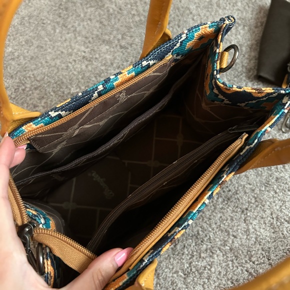 Wrangler Geometric Blue and Tan Tote - Picture 4 of 5